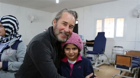O­y­u­n­c­u­ ­S­i­n­a­n­ ­A­l­b­a­y­r­a­k­,­ ­S­u­r­i­y­e­­d­e­ ­s­a­v­a­ş­ ­m­a­ğ­d­u­r­u­ ­ç­o­c­u­k­l­a­r­a­ ­ç­i­z­m­e­ ­d­a­ğ­ı­t­t­ı­ ­-­ ­S­o­n­ ­D­a­k­i­k­a­ ­H­a­b­e­r­l­e­r­